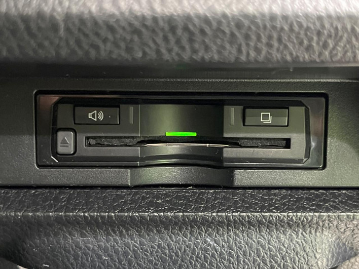 2015 Toyota Voxy DBA-ZRR80W (UW-6a068e8bc3f41)[21]
