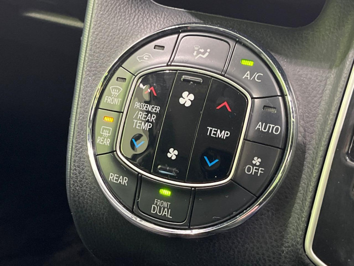 2015 Toyota Voxy DBA-ZRR80W (UW-6a068e8bc3f41)[28]