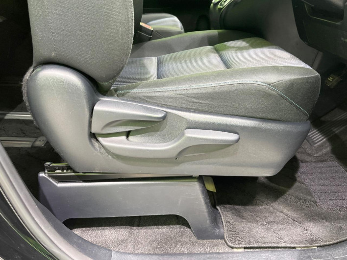 2015 Toyota Voxy DBA-ZRR80W (UW-6a068e8bc3f41)[16]