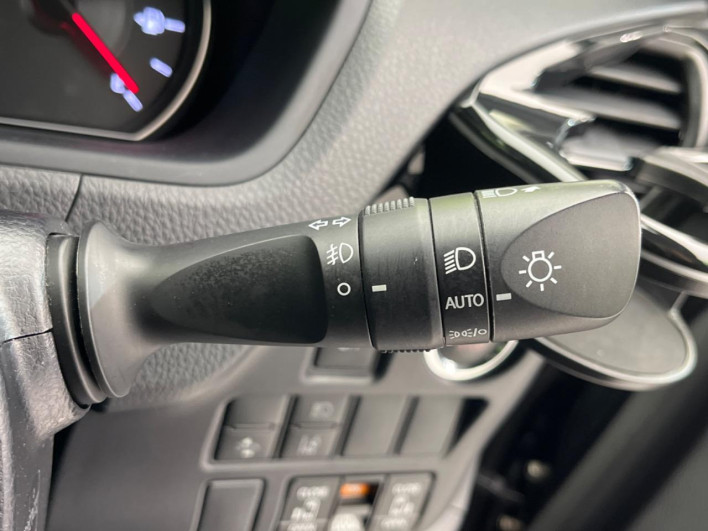 2020 Toyota Voxy 3BA-ZRR80W (UW-6a068e8fe020d)[21]