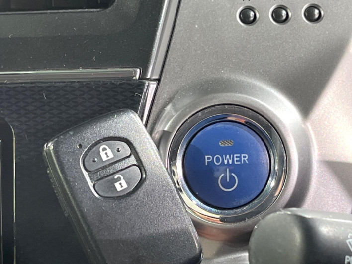 2016 Toyota Prius α DAA-ZVW40W (UW-6a068e971d238)[13]
