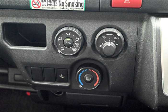 2020 Toyota Hiace Van KDH200V (UW-6a0e6840314b4)[18]