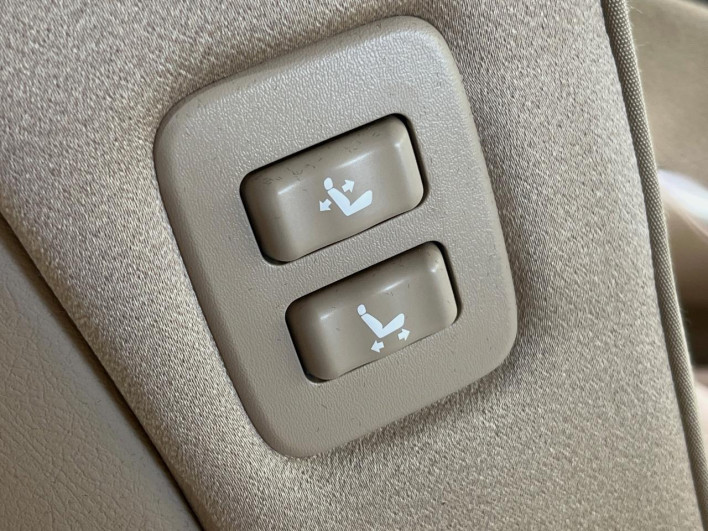 2010 Toyota Crown DBA-GRS202 (UW-6a0930e7e1998)[24]