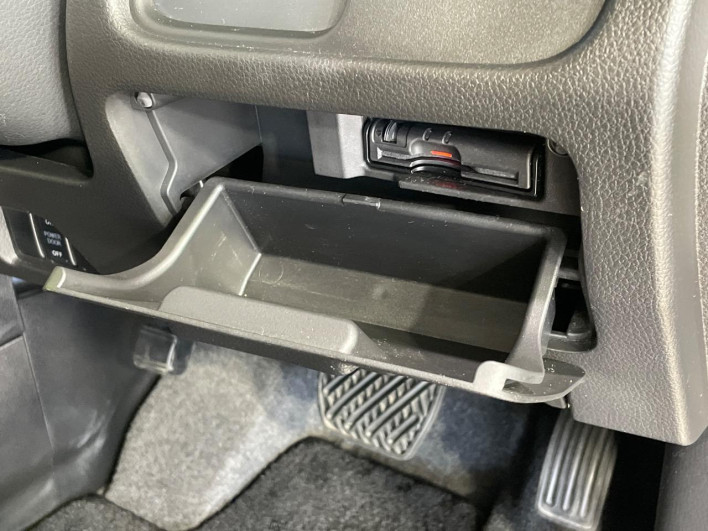 2015 Nissan Serena DAA-HFC26 (UW-6a0930f7801fa)[14]