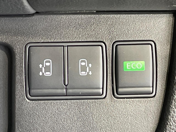 2015 Nissan Serena DAA-HFC26 (UW-6a0930f7801fa)[11]