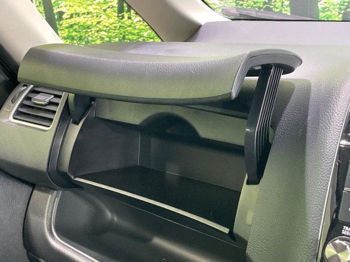 2015 Nissan Serena DAA-HFC26 (UW-6a0930f7801fa)[25]