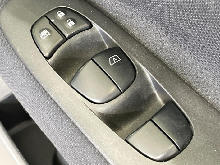 2015 Nissan Serena DAA-HFC26 (UW-6a0930f79e6de)[25]