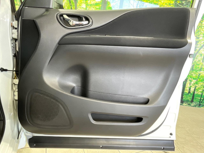2015 Nissan Serena DAA-HFC26 (UW-6a0930f79e6de)[24]