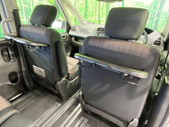 2015 Nissan Serena DAA-HFC26 (UW-6a0930f79e6de)[21]