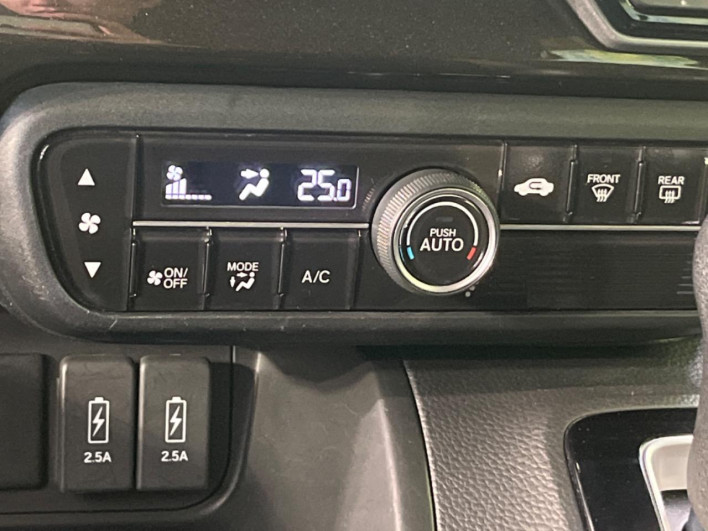 2018 Honda N-BOX CUSTOM DBA-JF3 (UW-6a09310817a8f)[29]