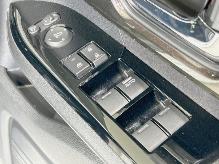 2018 Honda N-BOX CUSTOM DBA-JF3 (UW-6a093108969e8)[24]