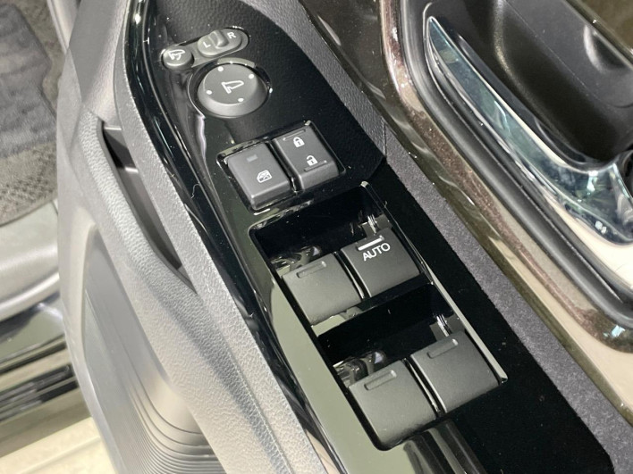 2018 Honda N-BOX CUSTOM DBA-JF3 (UW-6a09310c319a2)[23]