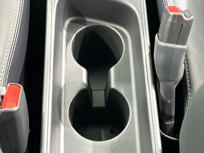 2022 Toyota Yaris Cross 6AA-MXPJ10 (UW-6a09318d18d03)[25]