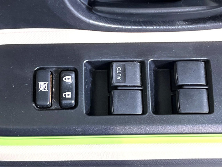 2012 Toyota Aqua DAA-NHP10 (UW-6a0931a322b89)[7]