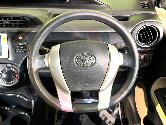 2012 Toyota Aqua DAA-NHP10 (UW-6a0931a322b89)[5]