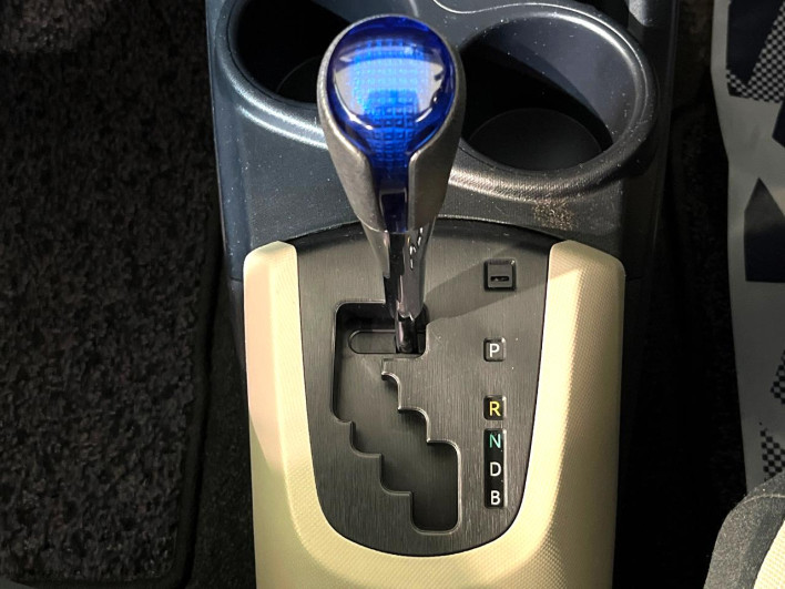 2012 Toyota Aqua DAA-NHP10 (UW-6a0931a322b89)[16]