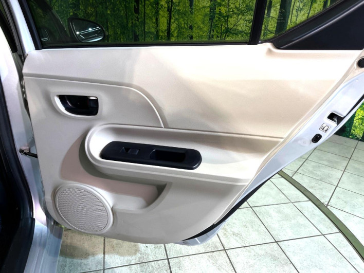 2012 Toyota Aqua DAA-NHP10 (UW-6a0931a322b89)[25]