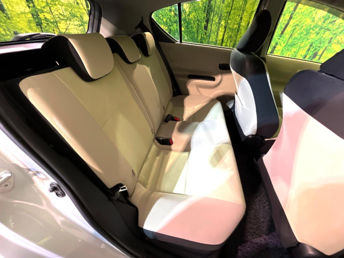2012 Toyota Aqua DAA-NHP10 (UW-6a0931a322b89)[27]