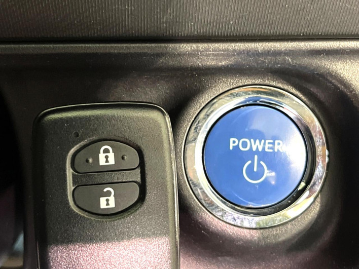 2012 Toyota Aqua DAA-NHP10 (UW-6a0931a322b89)[12]