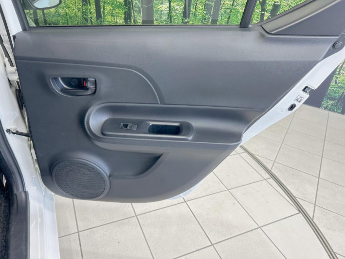 2013 Toyota Aqua DAA-NHP10 (UW-6a0931a35a1c0)[23]