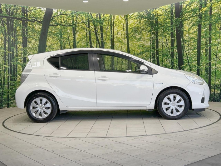 2013 Toyota Aqua DAA-NHP10 (UW-6a0931a35a1c0)[9]