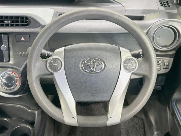 2013 Toyota Aqua DAA-NHP10 (UW-6a0931a35a1c0)[26]