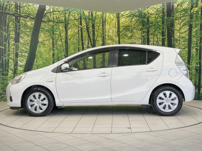 2013 Toyota Aqua DAA-NHP10 (UW-6a0931a35a1c0)[5]