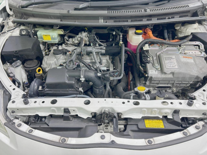 2013 Toyota Aqua DAA-NHP10 (UW-6a0931a35a1c0)[4]