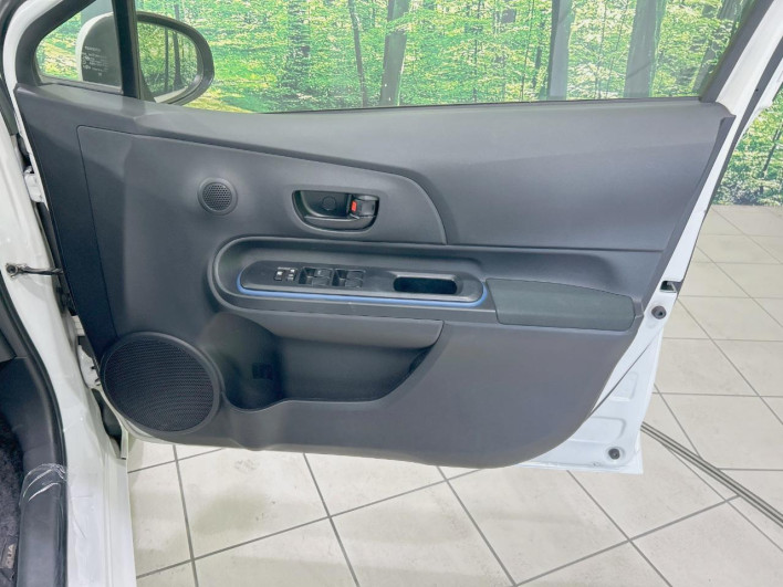 2013 Toyota Aqua DAA-NHP10 (UW-6a0931a35a1c0)[21]
