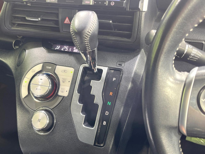 2017 Toyota Sienta DAA-NHP170G (UW-6a0931a682c78)[23]