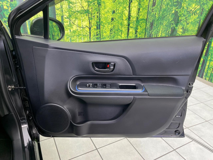 2013 Toyota Aqua DAA-NHP10 (UW-6a0a82af35611)[28]