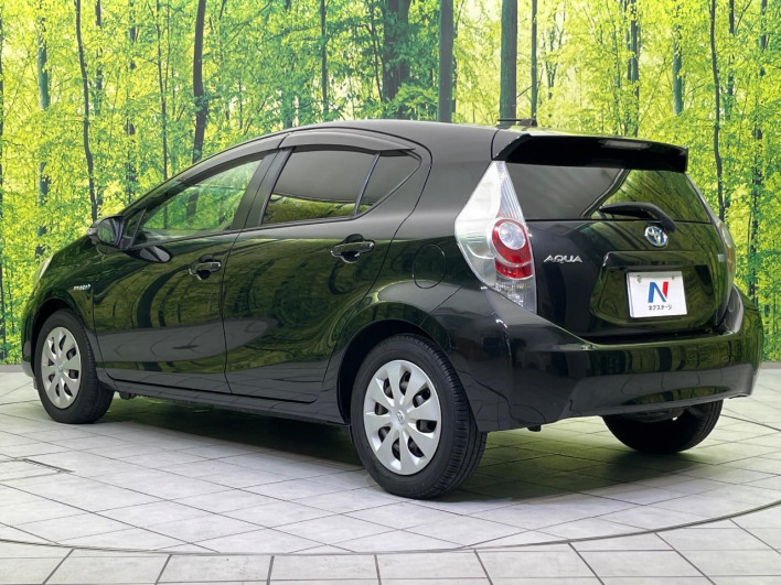 2013 Toyota Aqua DAA-NHP10 (UW-6a0a82af35611)[15]