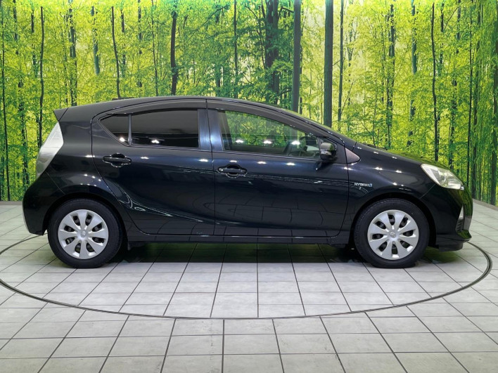 2013 Toyota Aqua DAA-NHP10 (UW-6a0a82af35611)[18]