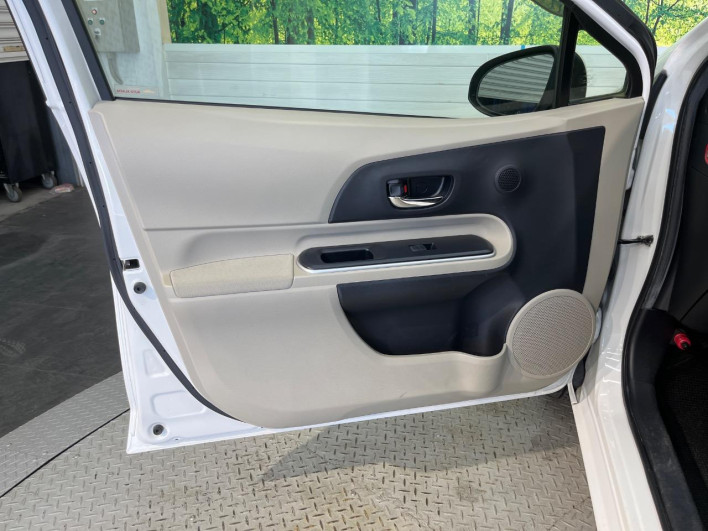 2013 Toyota Aqua DAA-NHP10 (UW-6a0a82b0af8b1)[19]