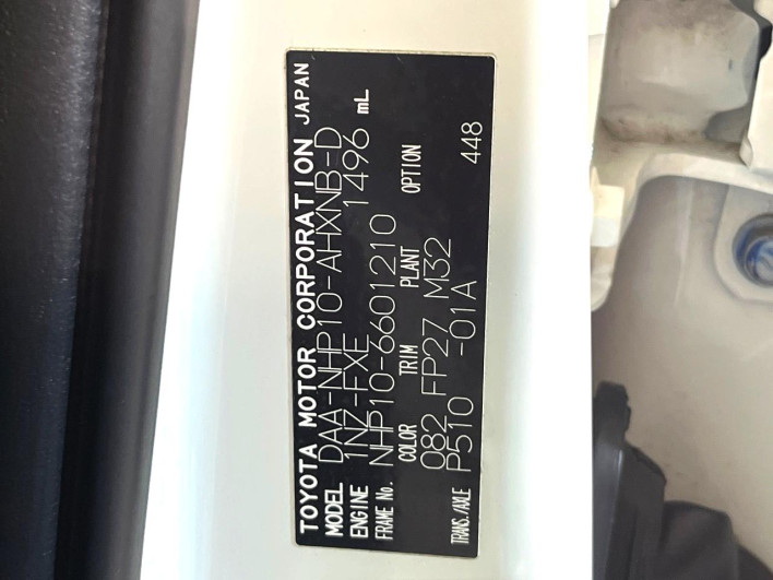 2017 Toyota Aqua DAA-NHP10 (UW-6a0a82b2e1263)[1]