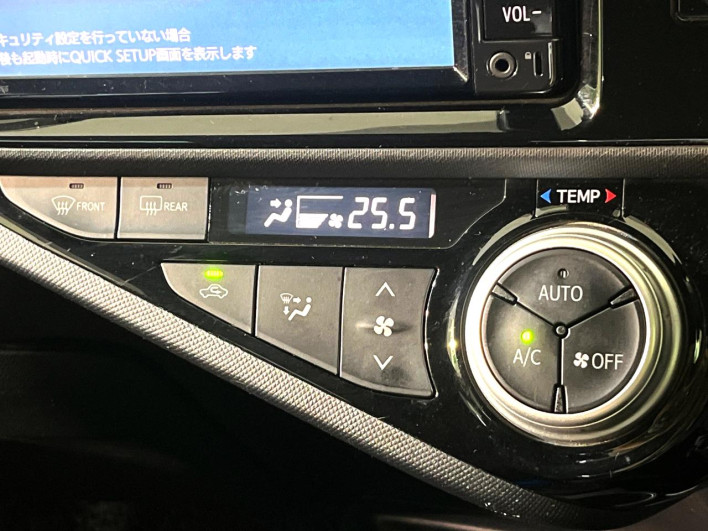 2017 Toyota Aqua DAA-NHP10 (UW-6a0a82b2e1263)[12]