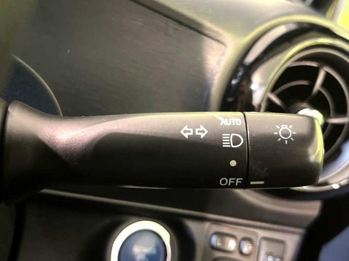 2017 Toyota Aqua DAA-NHP10 (UW-6a0a82b2e1263)[23]