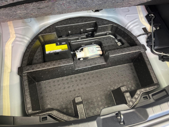 2017 Toyota Vitz DAA-NHP130 (UW-6a0a82b5b424d)[28]
