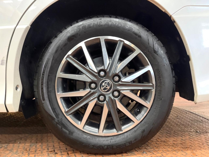 2017 Toyota Noah DBA-ZRR80W (UW-6a0a82ede2320)[8]