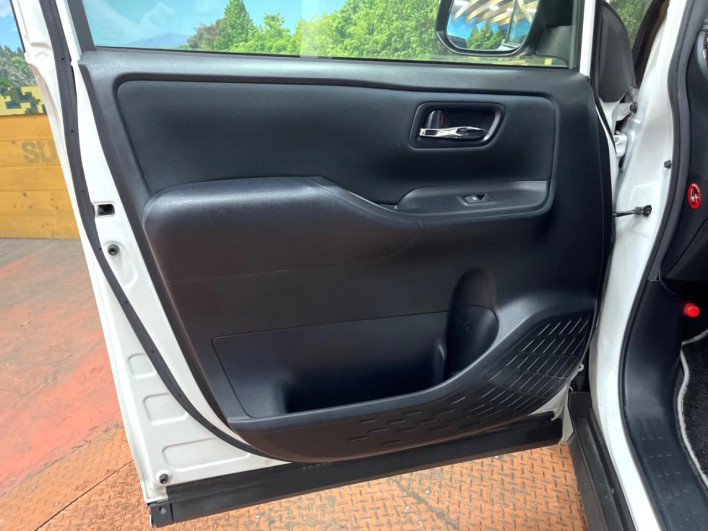 2017 Toyota Noah DBA-ZRR80W (UW-6a0a82ede2320)[5]