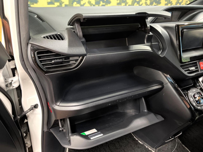 2017 Toyota Noah DBA-ZRR80W (UW-6a0a82ede2320)[4]