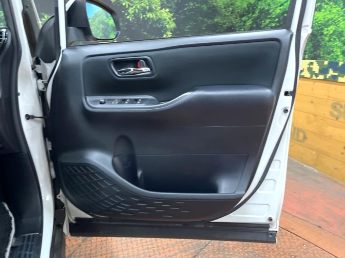 2017 Toyota Noah DBA-ZRR80W (UW-6a0a82ede2320)[16]