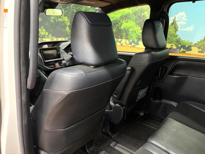 2017 Toyota Noah DBA-ZRR80W (UW-6a0a82ede2320)[6]