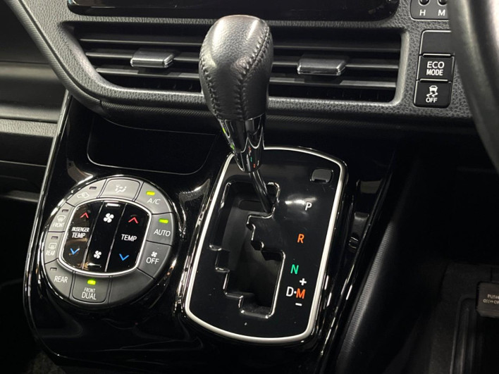 2017 Toyota Noah DBA-ZRR80W (UW-6a0a82ede2320)[28]