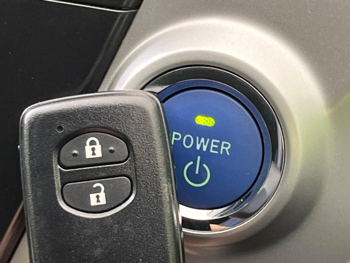 2013 Toyota Prius α DAA-ZVW40W (UW-6a0a82fa0a748)[17]