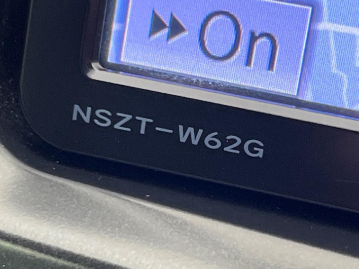 2013 Toyota Prius α DAA-ZVW40W (UW-6a0a82fa0a748)[22]