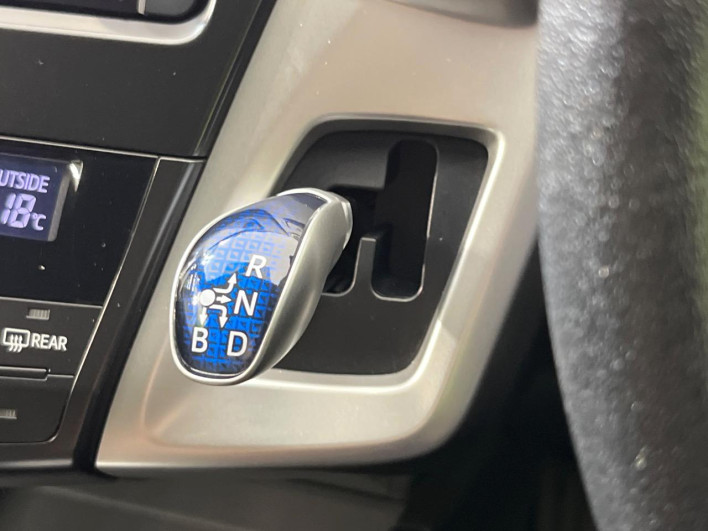 2013 Toyota Prius α DAA-ZVW40W (UW-6a0a82fa0a748)[23]