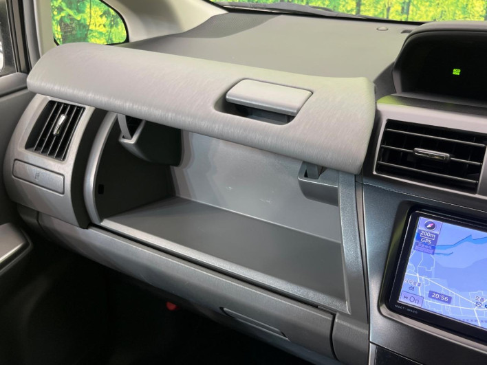 2013 Toyota Prius α DAA-ZVW40W (UW-6a0a82fa0a748)[29]