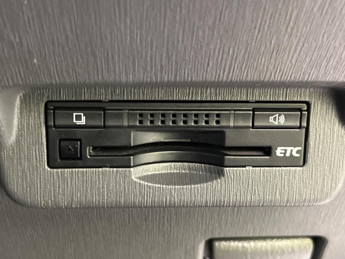 2013 Toyota Prius α DAA-ZVW40W (UW-6a0a82fa0a748)[16]