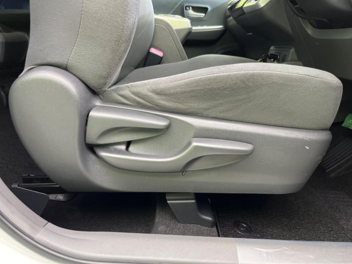 2013 Toyota Prius α DAA-ZVW41W (UW-6a0a82fb9ff43)[23]